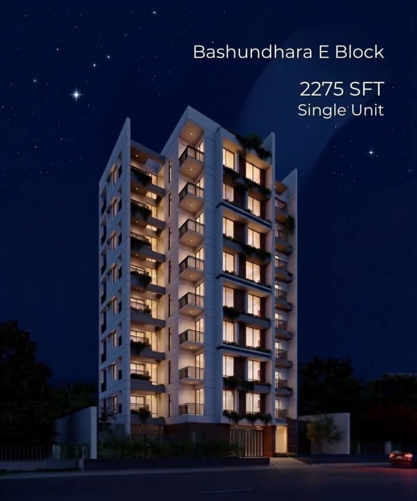 একসময় টপ ফ্লোরে গরম বেশি লাগা বা পানির সমস্যার ভয় থাকলেও আধুনিক স্থাপত্যশৈলী ও আধুনিক নির্মাণ সামগ্রীর কল্যাণে সেই চিন্তা এখন অতীত। টপ ফ্লোরে বসবাসের ১০টি চমৎকার ও প্রাণবন্ত সুবিধা নিচে তুলে ধরা হলো: ১. প্রচুর প্রাকৃতিক আলো ও ঝলমলে পরিবেশ টপ ফ্লোরের সবচেয়ে বড় সুবিধা হলো পর্যাপ্ত আলো। আশেপাশের অন্য ভবনের ছায়া বা বাধা না থাকায় দিনজুড়ে ঘরে স্বাভাবিক সূর্যরশ্মি প্রবেশ করে। এতে ঘর থাকে সবসময় ঝলমলে ও উজ্জ্বল, যা কৃত্রিম বাতির ওপর নির্ভরতা কমিয়ে বিদ্যুতের খরচও সাশ্রয় করে। ২. পর্যাপ্ত বাতাস ও উন্নত বায়ুপ্রবাহ (Natural Ventilation) নিচের তলাগুলোর তুলনায় ভবনের উচ্চতায় বায়ুপ্রবাহ অনেক বেশি থাকে। বারান্দা বা জানালা খুললেই উপভোগ করা যায় ঠাণ্ডা ও সতেজ হাওয়া। মুক্ত ও সতেজ বায়ু ঘরে প্রাকৃতিকভাবে আর্দ্রতা ও তাপমাত্রা নিয়ন্ত্রণ রাখতে সাহায্য করে, যা স্বাস্থ্যকর জীবনযাপনের জন্য অত্যন্ত জরুরি। ৩. কোলাহলমুক্ত নিরিবিলি পরিবেশ যানজটের বিকট শব্দ, হর্ন, রাস্তার ধুলোবালি কিংবা প্রাঙ্গণের হইচই টপ ফ্লোর পর্যন্ত সহজে পৌঁছায় না। শহরের কোলাহল থেকে দূরে গিয়ে নিস্তব্ধ ও প্রশান্ত পরিবেশে মানসিক ক্লান্তি দূর করার জন্য টপ ফ্লোর একটি আদর্শ ঠিকানা। ৪. সর্বোচ্চ গোপনীয়তা ও প্রাইভেসি (Privacy) টপ ফ্লোরে পথচারী বা আশেপাশের ভবনের সরাসরি নজর পড়ার সুযোগ কম থাকে। এছাড়া ওপরের তলায় অহেতুক বাইরের মানুষের যাতায়াত থাকে না বললেই চলে। ফলে নিজের পরিবার নিয়ে একদম নিজস্ব ও ব্যক্তিগত স্বাধীনতা উপভোগ করা যায়। ৫. মনোমুগ্ধকর প্যানোরামিক ভিউ (Panoramic View) টপ ফ্লোর থেকে পুরো শহরের সৌন্দর্য অন্যরকম দেখায়। রাতের মিটিমিটি আলো, মেঘলা আকাশ, বৃষ্টি কিংবা সূর্যাস্ত দেখার এক অসাধারণ অভিজ্ঞতা মেলে টপ ফ্লোরে থেকে। এটি মনকে ভালো রাখতে এবং ঘরের পরিবেশকে নান্দনিক করে তুলতে চমৎকার ভূমিকা রাখে। ৬. মশা-মাছি ও ধুলাবালির উপদ্রব কম মাটির কাছাকাছি তলাগুলোতে মশা, মাছি ও পোকামাকড়ের উপদ্রব বেশি থাকে। কিন্তু ভবনের ওপরের অংশে বাতাসে পোকা-মাকড় ও রাস্তা থেকে উড়ে আসা ধুলাবালি অনেক কম পৌঁছায়। এতে ঘরবাড়ি তুলনামূলক পরিষ্কার থাকে এবং অ্যালার্জি বা শ্বাসকষ্টের ঝুঁকি কমে। ৭. ওপরের তলার প্রতিবেশীর শব্দমুক্ত পরিবেশ অ্যাপার্টমেন্টের অন্যান্য তলায় ওপরের ফ্লোরের হাঁটাহাঁটি, আসবাবপত্র টানা বা বাচ্চাদের দৌড়াদৌড়ির শব্দ শুনতে হয়। কিন্তু টপ ফ্লোরে আপনার মাথার ওপর কোনো প্রতিবেশী না থাকায় মাথার ওপরের যেকোনো ধরনের অপ্রয়োজনীয় শব্দ থেকে সম্পূর্ণ মুক্ত থাকা যায়। ৮. আধুনিক তাপ ও পানি নিয়ন্ত্রণ আধুনিক নির্মাণে ছাদে ব্যবহার করা হয় উন্নত ‘ওয়াটার-শেডিং’ ডিজাইন এবং উন্নত মানের থার্মাল টাইলস। এসব টাইলস সূর্যের তাপ প্রতিফলিত করে ঘরের ভেতরে আসতে দেয় না এবং বৃষ্টির পানি দ্রুত নিষ্কাশন করে। ফলে গ্রীষ্মকালেও টপ ফ্লোর থাকে স্বস্তিদায়ক ও ঠাণ্ডা। ৯. সবুজ রুফটপ গার্ডেন ও ছাদের সহজ ব্যবহার টপ ফ্লোরে থাকার কারণে ভবনের ছাদ ব্যবহারের সুযোগ সবচেয়ে সহজ হয়। আধুনিক অ্যাপার্টমেন্টগুলোর ছাদে ল্যান্ডস্কেপড রুফটপ গার্ডেন বা ছাদ বাগান থাকে, যা প্রাকৃতিকভাবে ভবনের তাপমাত্রা আরও কমিয়ে দেয়। বিকেলে ছাদ বাগানে হাঁটাহাঁটি করা বা সময় কাটানো অত্যন্ত সহজ ও প্রাণবন্ত অভিজ্ঞতা এনে দেয়। ১০. আকর্ষণীয় পুনঃবিক্রি মূল্য ও লাভজনক বিনিয়োগ (Best ROI) বিশ্বজুড়ে টপ ফ্লোরকে ‘প্রিমিয়াম’ বা অভিজাত অ্যাসেট হিসেবে গণ্য করা হয়। আধুনিক সিভিল ইঞ্জিনিয়ারিং প্রযুক্তির কারণে প্রথাগত গরমের ধারণা দূর হওয়ায় বাংলাদেশেও এখন টপ ফ্লোরের চাহিদা দ্রুত বাড়ছে। ফলে ভবিষ্যতে এই অ্যাপার্টমেন্ট বিক্রি বা ভাড়া দেওয়ার ক্ষেত্রে অনেক ভালো রিটার্ন অন ইনভেস্টমেন্ট (ROI) পাওয়া যায়। উপযুক্ত স্থাপত্য পরিকল্পনা, উন্নত নিরোধক ব্যবস্থা এবং মানসম্মত নির্মাণের ছোঁয়ায় টপ ফ্লোর এখন কেবল থাকার জায়গা নয়, বরং আধুনিক শহুরে জীবনে এক টুকরো শান্তি ও অভিজাত জীবনযাত্রার প্রতীক।